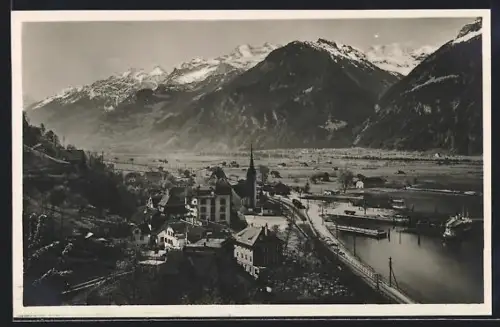 AK Flüelen, Totalansicht mit Hafen und Bergen