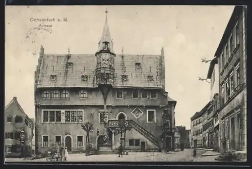 AK Ochsenfurt, Rathaus, Kind mit Puppenwagen