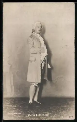 AK Theaterschauspieler Victor Kutschera, stehend kostümiert