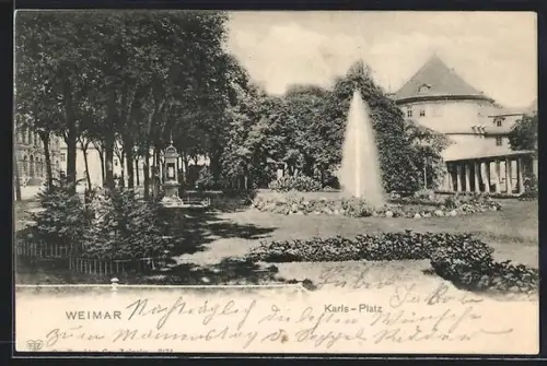 AK Weimar, Karls-Platz mit Denkmal, Fontäne, Spitzdachgebäude