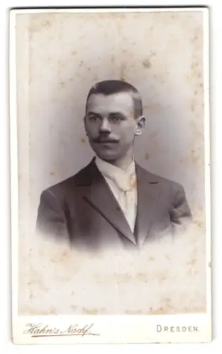 Fotografie Hahns Nachf., Dresden, Waisenhaus-Str. 16, Porträt eines eleganten Herrn
