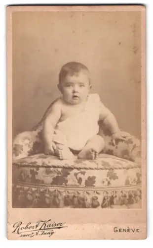 Fotografie Robert Kaiser, Genève, Rue de Chantepoulet 3, Kleinkind auf gepolstertem Stuhl