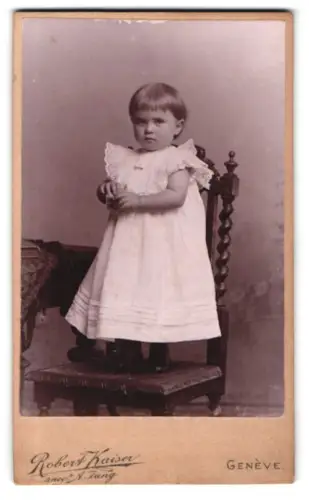 Fotografie Robert Kaiser, Genève, Rue de Chantepoulet 3, Kind auf Stuhl
