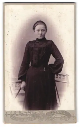 Fotografie Paul Müller, Rønne, Lille Torv, Frau in dunklem Kleid