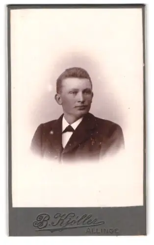 Fotografie B. Kjoller, Allinge, Porträt eines jungen Mannes