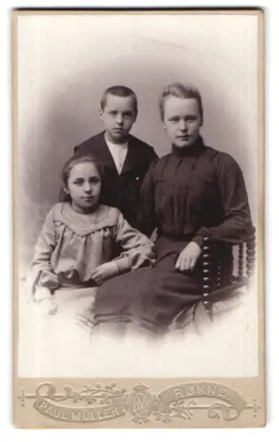 Fotografie Paul Müller, Rønne, Lille Torv, Porträt einer sitzenden Frau mit zwei Kindern