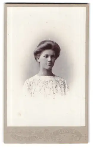 Fotografie Paul Müller, Rønne, Lille Torv, Porträt einer jungen Frau