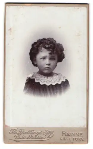 Fotografie Th. Spellings Eftf., Rønne, Lille Torv, Porträt eines Kindes