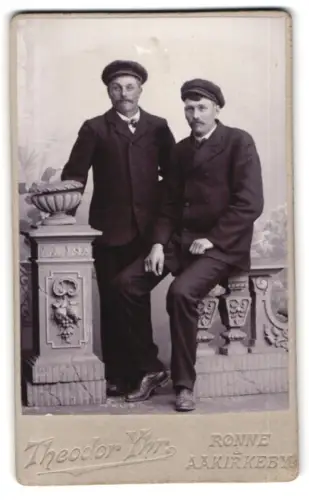 Fotografie Theodor Yhr, Rønne, Zwei Herren mit Mützen im Porträt