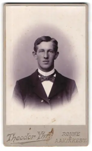 Fotografie Theodor Yhr, Rønne, Porträt eines jungen Mannes