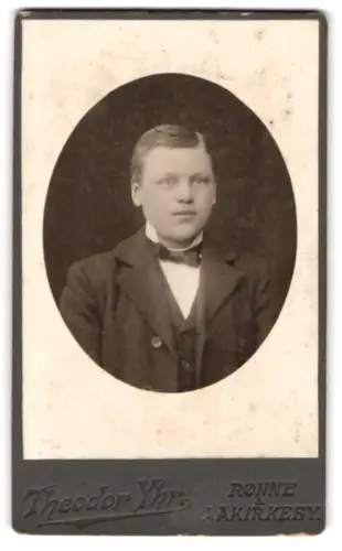 Fotografie Theodor Yhr, Rønne, Elegantes Porträt eines jungen Mannes