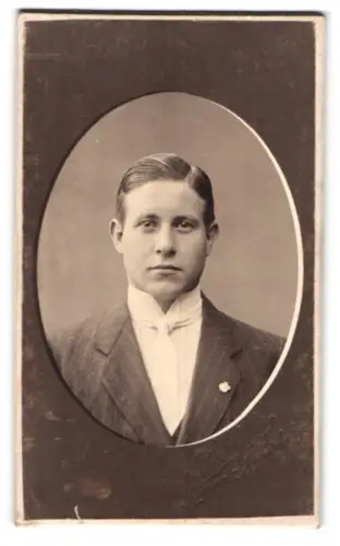 Fotografie G. Stöckels Eftf., Rønne, Porträt eines jungen Mannes