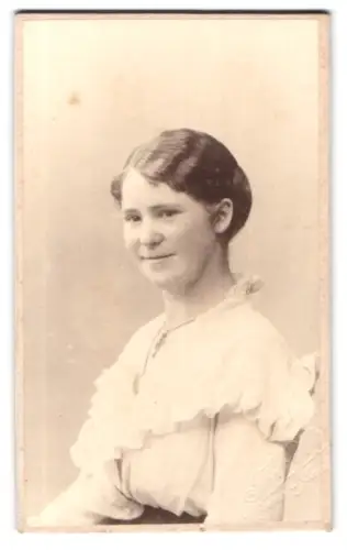 Fotografie G. Stöckels Eftf., Rønne, Porträt einer jungen Frau