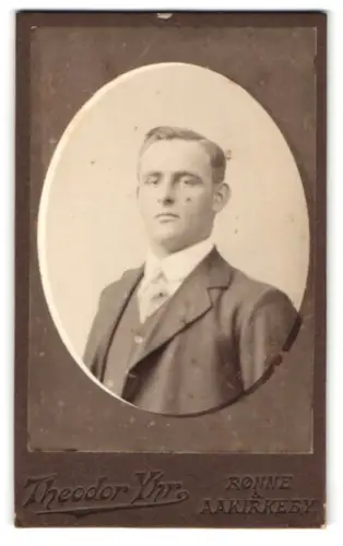 Fotografie Theodor Yhr, Rønne, Porträt eines jungen Mannes