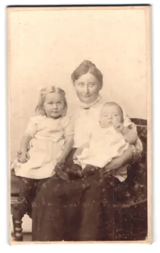 Fotografie G. Stöckels Eftf., Rønne, Porträt einer Frau mit zwei Kindern