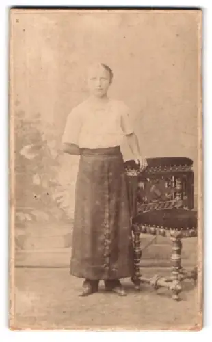 Fotografie G. Stöckels Eftf., Rønne, Mädchen mit Stuhl im Porträt