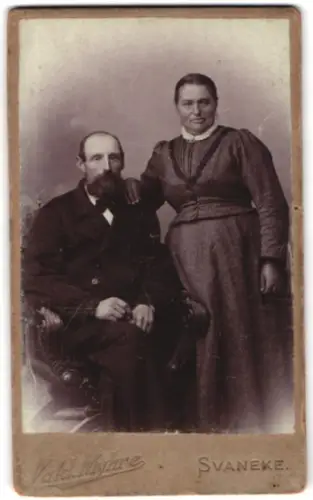 Fotografie Vald. Myhre, Svaneke, Vornehmes Paar in eleganter Kleidung