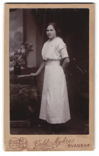 Fotografie Vald. Myhre, Svaneke, Frau in elegantem weissen Kleid