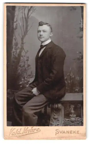 Fotografie Vald. Myhre, Svaneke, Elegantes Portrait eines jungen Mannes