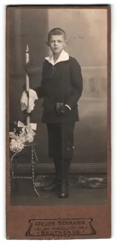 Fotografie G. Müller, Beuthen, Bahnhofstrasse 30, Junge mit Kerze
