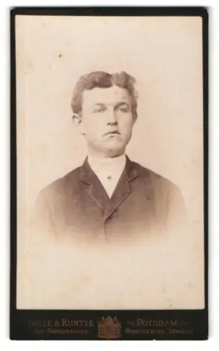 Fotografie Stelle & Kuntze, Potsdam, Schwertfegerstr. 14, Porträt eines jungen Mannes