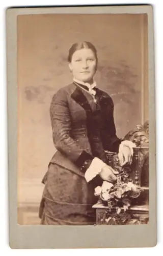 Fotografie Hermann Ramm, Magdeburg, Neustädterstr. 45, Porträt einer Dame mit Blumenarrangement