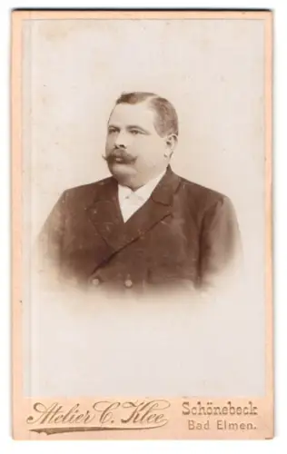 Fotografie Atelier C. Klee, Schönebeck, Porträt eines Mannes im Anzug