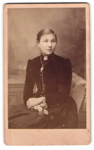 Fotografie Mathilde Diedrich, Burg b. M., Zerbster-Str. 945, Junge Frau in dunklem Kleid