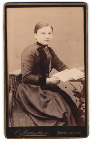 Fotografie C. Brändlein, Schweinfurt, Junge Frau mit Buch