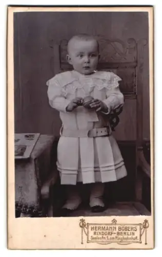 Fotografie Hermann Böbers, Berlin, Saalestrasse 1, Kleinkind im eleganten Kleid