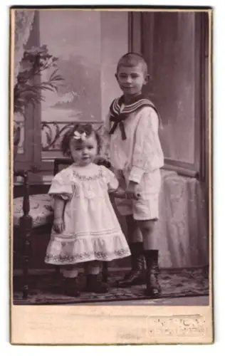 Fotografie L. L. Pricam, Genf, Boulevard du Plainpalais 2, Zwei Kinder in eleganter Kleidung