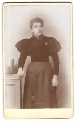 Fotografie unbekannter Fotograf und Ort, Junge Frau im eleganten Kleid