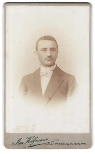 Fotografie Max Hoffmann, Pulsnitz, Bürgergarten, Porträt eines elegant gekleideten Mannes