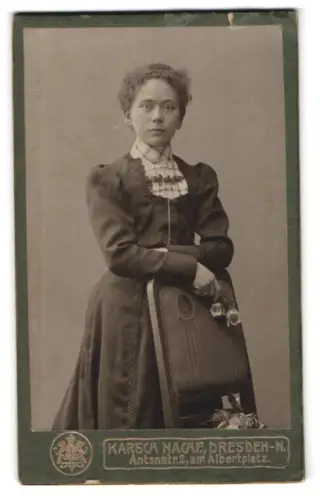 Fotografie Karsch Nachf., Dresden, Antonstr. 2, Dame mit elegantem Kleid