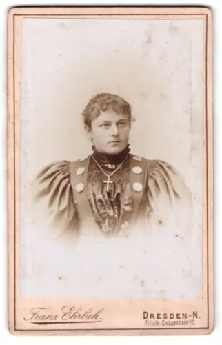 Fotografie Franz Ehrlich, Dresden, Königsbrücker Str. 105, Frau mit Kreuzkette