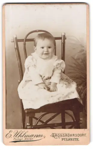 Fotografie E. Uhlmann, Grossröhrsdorf, Porträt eines Kindes auf Stuhl