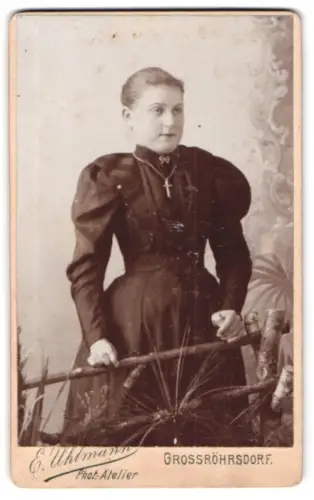 Fotografie E. Uhlmann, Grossröhrsdorf, Frau in elegantem Kleid