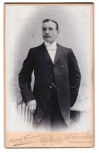 Fotografie August Weinhold, Dresden, Pfotenhauerstr. 32, Eleganter Herr im Anzug
