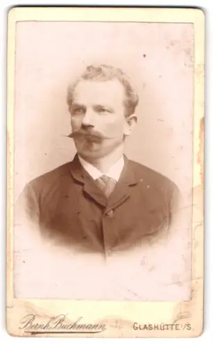Fotografie Bernh. Buchmann, Glashütte, Porträt eines Mannes mit markantem Schnurrbart