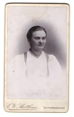 Fotografie E. W. Matthias, Seifhennersdorf, Bildnis einer Frau