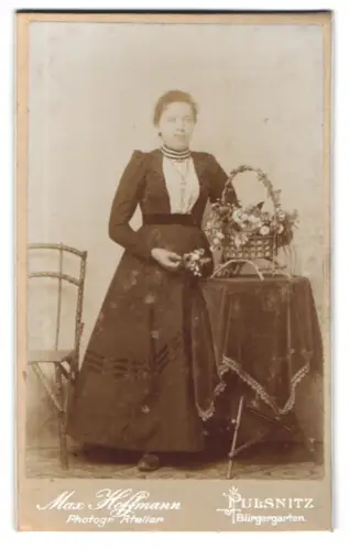 Fotografie Max Hoffmann, Pulsnitz, Bürgergarten, Dame mit Blumenkorb