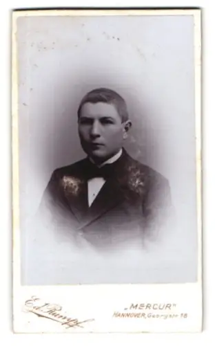 Fotografie Ed. Rumpf, Hannover, Georgstr. 18, Porträt eines jungen Mannes