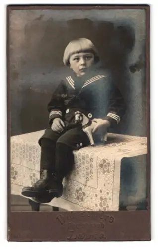 Fotografie Wilh. Schrörs, Lehrte, Kind im Matrosenanzug
