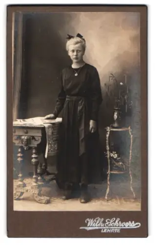 Fotografie Wilh. Schroers, Lehrte, Elegante junge Frau im Atelier