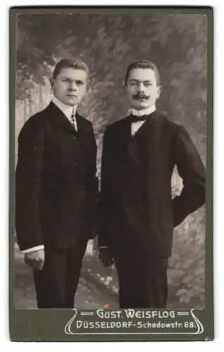 Fotografie Gust. Weisflog, Düsseldorf, Schadowstr. 68, Zwei Herren im Anzug
