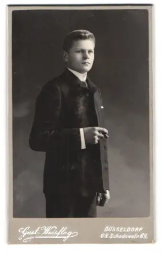 Fotografie Gust. Weisflog, Düsseldorf, Schadowstr. 68, junger Mann im Anzug