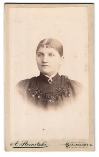 Fotografie A. Sternitzki, Braunschweig, Steinweg 10, Porträt einer Frau mit elegantem Schmuck
