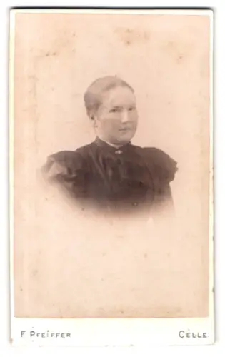 Fotografie F. Pfeiffer, Celle, Westcellertorstr. 15, Porträt einer Frau in elegantem Kleid