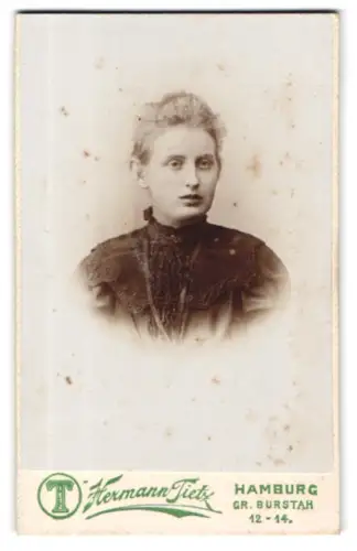 Fotografie Hermann Tietz, Hamburg, Grosser Burstah 12-14, Porträt einer Frau in dunkler Kleidung