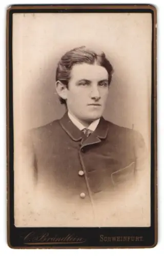 Fotografie C. Brändlein, Schweinfurt, junger Mann im Anzug
